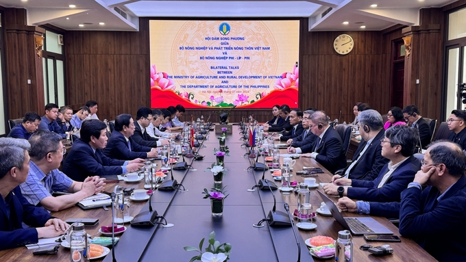 The meeting between the Ministry of Agriculture and Rural Development and the Philippine Ministry of Agriculture on July 9. Photo: Quynh Chi.