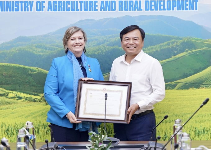 Deputy Minister of Agriculture and Rural Development Nguyen Hoang Hiep received and on behalf of the Ministry's leaders awarded the Medal for the cause of agriculture and rural development to Ms. Rana Flowers, Chief Representative of UNICEF in Vietnam. Photo: Linh Linh.