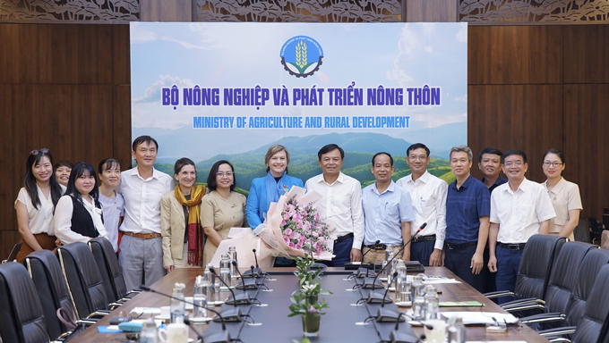 Deputy Minister Nguyen Hoang Hiep and representatives of the Ministry of Agriculture and Rural Development took souvenir photos with the UNICEF delegation. Photo: Linh Linh.