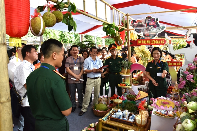 Ban Giám khảo chấm điểm gian hàng của lữ đoàn 45 pháo binh. Ảnh: Dương Đình Tường.