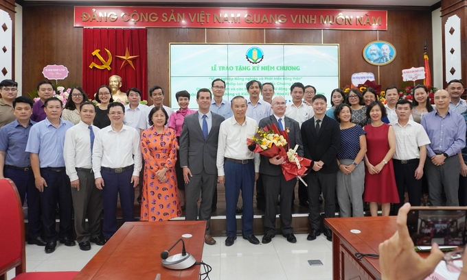 Lãnh đạo, cán bộ, nhân viên Cục Thú y chụp ảnh kỷ niệm cùng Thứ trưởng Bộ NN-PTNT Phùng Đức Tiến và bác sĩ Philip Laird Gould. Ảnh: Hồng Thắm.