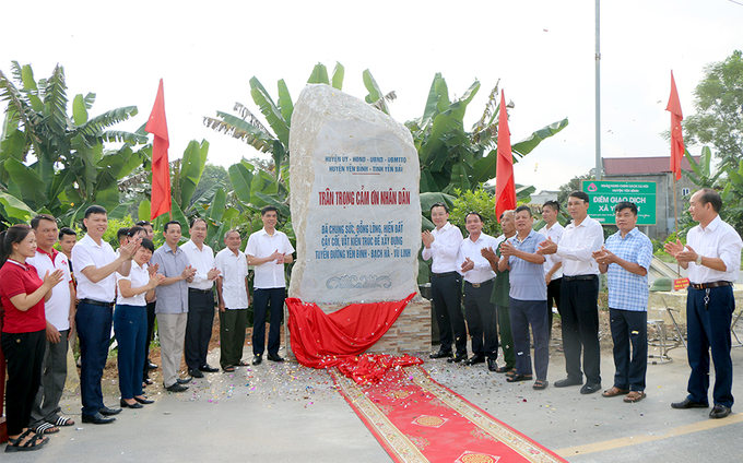 Chính quyền huyện tạc đá tri ân những đóng góp của người dân trong xây dựng NTM tại địa phương.