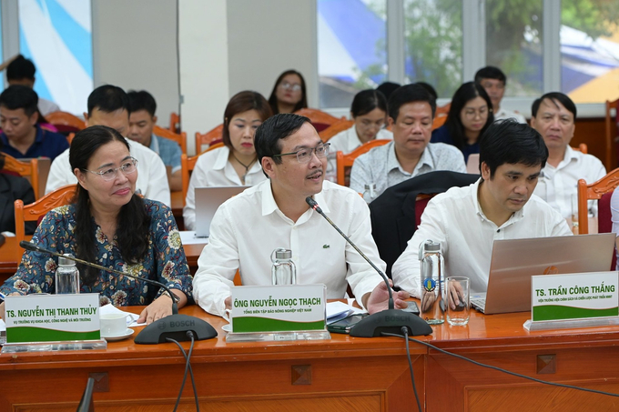  Director of the Department of Science, Technology and Environment (MARD) Nguyen Thi Thanh Thuy, and Editor-in-Chief of VAN Nguyen Ngoc Thach (from the left). Photo: Tung Dinh.