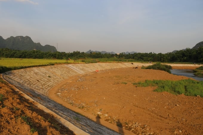 Phó Thủ tướng Chính phủ chỉ đạo sớm hoàn thành dự án, phát huy hiệu quả đầu tư, ổn định đời sống nhân dân, không để xảy ra thất thoát, lãng phí, tiêu cực. Ảnh: Bảo Khang. 