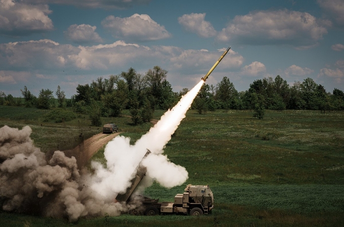 Hệ thống M142 HIMARS phóng tên lửa ở khu vực Donetsk của Ukraine hồi tháng 5/2023. Ảnh: Newsweek.