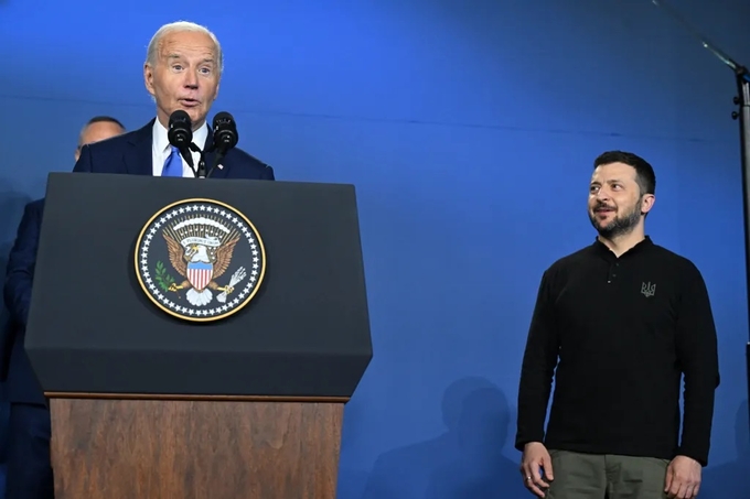 Tổng thống Mỹ Joe Biden gọi nhầm Tổng thống Ukraine Volodymyr Zelensky là 'Tổng thống Putin' tại hội nghị thượng đỉnh NATO hôm 11/7. Ảnh: AFP.