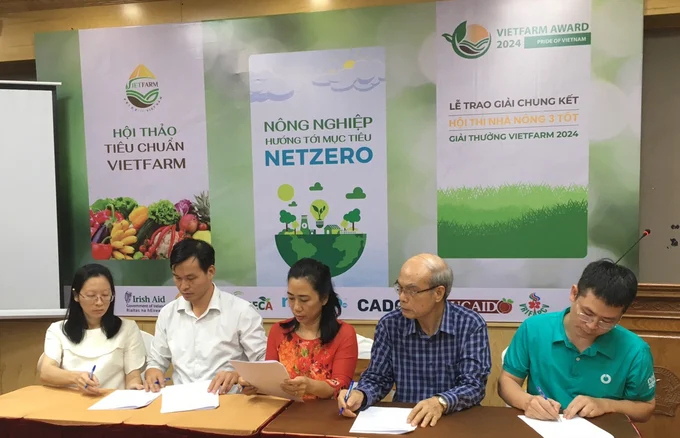 NetZero Vietnam Joint Stock Company, the Center for Development and Integration (CDI), VietFarm Social Enterprise Service Company Limited, the VietFarm Sustainable Agriculture Cooperative Alliance, and the Vietnam Digital Economy Cooperative Alliance (VDECA) signed a cooperation agreement.