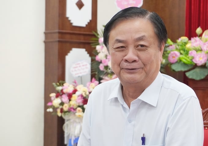 Bộ trưởng Bộ NN-PTNT Lê Minh Hoan gửi lời cảm ơn đến lãnh đạo Cục Thú y, cũng như các chi cục thú y vùng, cán bộ, nhân viên thú y địa phương của 63 tỉnh, thành phố. Ảnh: Hồng Thắm.
