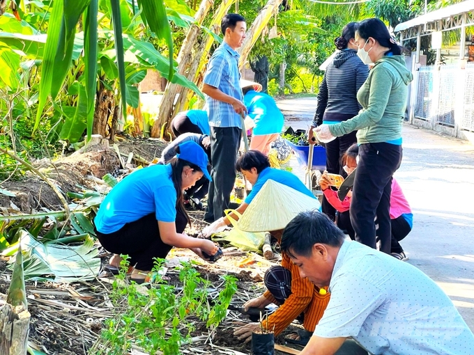 Huyện Châu Thành tổ chức nhiều hoạt động cộng động hướng tới bảo vệ môi trường, giúp bộ mặt nông thôn ngày càng sáng, xanh, sạch đẹp. Ảnh. KT.