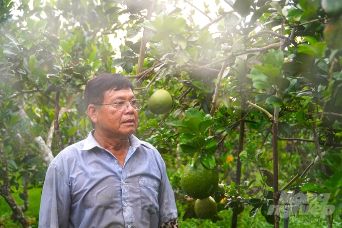 Ông Đoàn Văn Nuôl, ấp Long Lợi, xã Đông Phước A, hào hứng chia sẻ nhờ có hệ thống tưới tự động giúp ông tiết kiệm sức lao động và thời gian hơn để làm nhiều việc khác. Ảnh. KT.