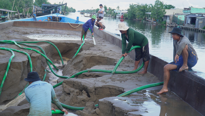 Với việc 600m3 cát biển đầu tiên cặp bến kênh xáng Huyện Sử, thuộc địa bàn xã Tân Phú, huyện Thới Bình, không khí trên công trường xây dựng cũng sôi động hơn. Ảnh: Trọng Linh.