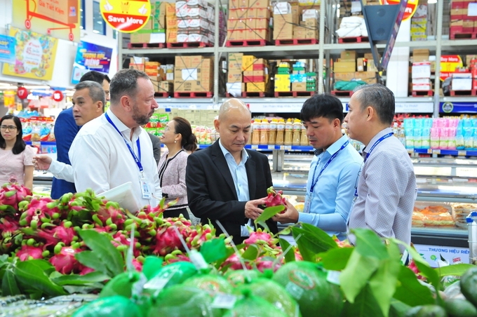 Ông Nguyễn Nguyên Phương, Phó Giám đốc Sở Công thương TP.HCM (áo đen) tham quan, tìm hiểu việc tiêu thụ các mặt hàng nông sản tại hệ thống MM Mega Market. Ảnh: MM.