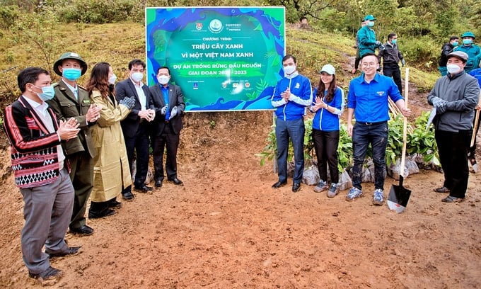 Suntory PepsiCo Vietnam participating in the planting of 1 billion trees in upstream protection forests. Photo: PepsiCo Vietnam.