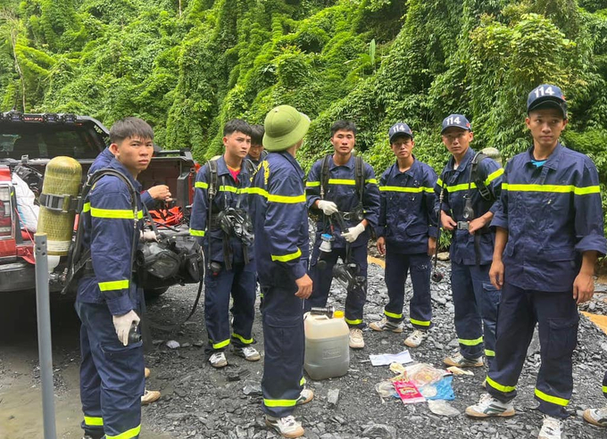 Cán bộ, chiến sĩ Công an tỉnh Lai Châu sử dụng thiết bị chuyên dụng đưa nạn nhân ra khỏi hầm thủy điện Nậm Củm 1. Ảnh: D.D.