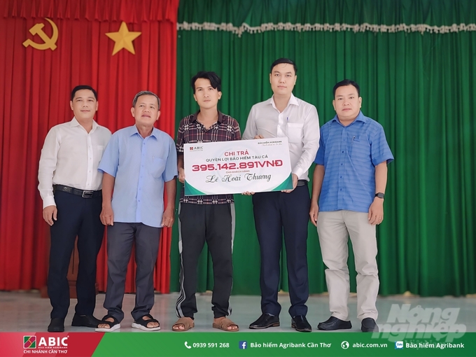 Bảo hiểm Agribank chi trả quyền lợi bảo hiểm tàu cá cho khách hàng Lê Hoài Thương ở thị trấn Trần Đề, tỉnh Sóc Trăng. Ảnh: Kim Anh.