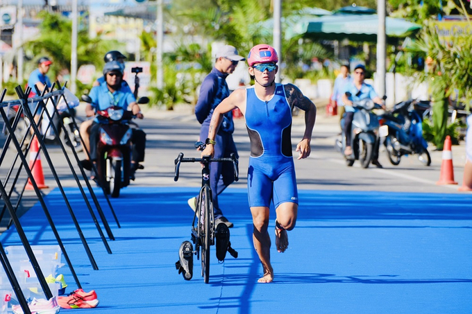 VĐV Lâm Quang Nhật (TPHCM) thi đấu giải triathlon vô địch quốc gia 2024. Ảnh: T.PHƯƠNG