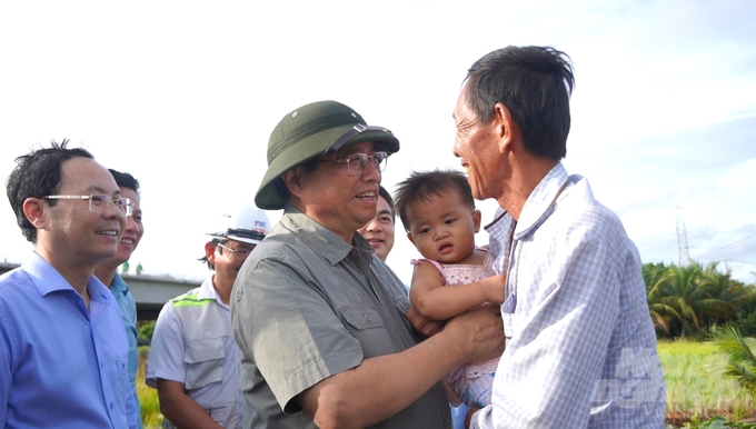 Thủ tướng Chính phủ Phạm Minh Chính thăm hỏi, động viên người dân bị ảnh hưởng bởi dự án. Ảnh: Kim Anh.