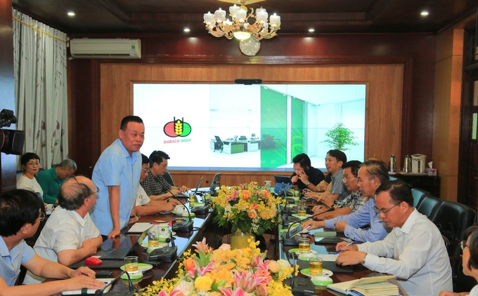 Chairman of the Board of Directors of Dabaco Vietnam Group Nguyen Nhu So shared the progress of Dacovac-ASF2 vaccine production with the Working Group of the Ministry of Agriculture and Rural Development. Photo: HT.