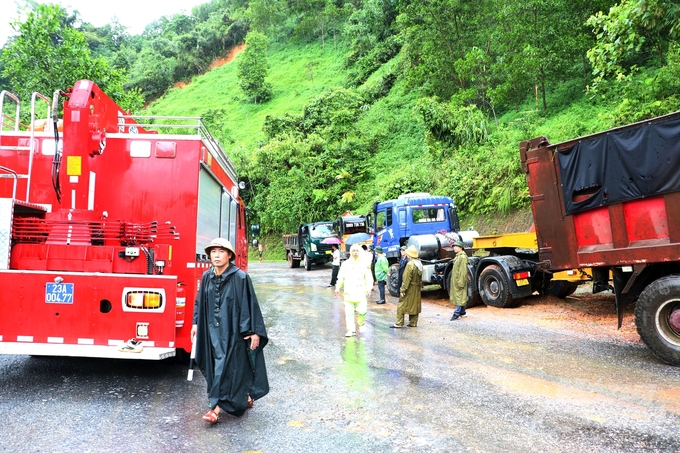 Lãnh đạo tỉnh Hà Giang chỉ đạo Sở Giao thông Vận tải Hà Giang huy động máy móc nỗ lực thông tuyến Quốc lộ 37, nơi xảy ra vụ sạt lở vùi lấp xe khách 16 chỗ. Ảnh: Đào Thanh.