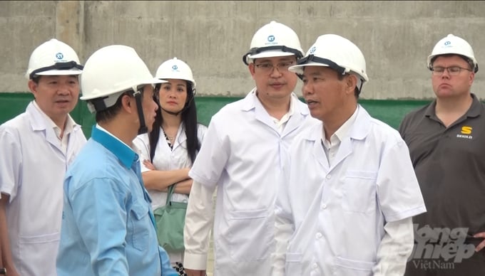 Deputy Minister Phung Duc Tien (white shirt, right) during his visit to the Xuan Thien Thanh Hoa 1 High-Tech Livestock Production Complex. Photo: Quoc Toan.