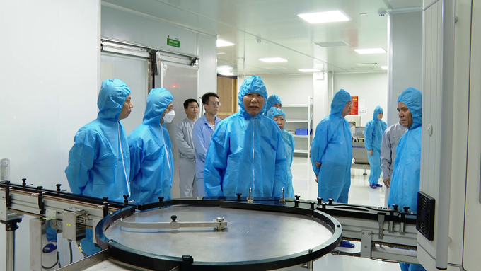 Deputy Minister Phung Duc Tien and his delegation inspected the production progress of African swine fever vaccine Dacovac-ASF2 at the Dacovet vaccine factory in Khac Niem Industrial Cluster, Bac Ninh City. Photo: HT.