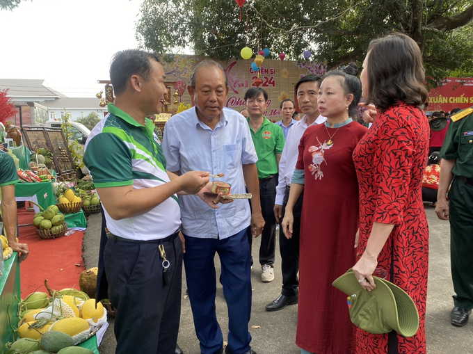 Nguyên Phó Thủ tướng Thường trực Chính phủ Trương Hòa Bình (thứ 2 từ trái sang) ghi nhận, đánh giá cao hoạt động của CLB Nông dân tỷ phú Bình Phước. Ảnh: Trần Trung.