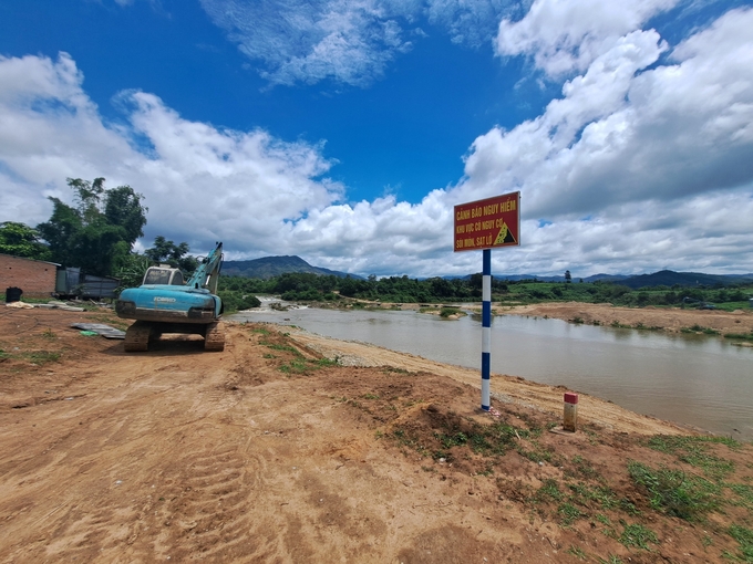 Việc xây dựng kè sẽ giúp người dân yên tâm hơn để an cư, phát triển kinh tế. Ảnh: Tuấn Anh.