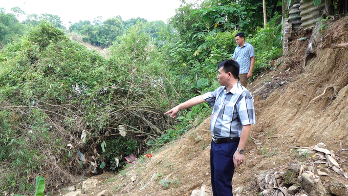 Lãnh đạo xã Nhã Lộng đề nghị người dân phối hợp chặt chẽ với cơ quan chức năng thực hiện các biện pháp di dời. Ảnh: Quang Linh.