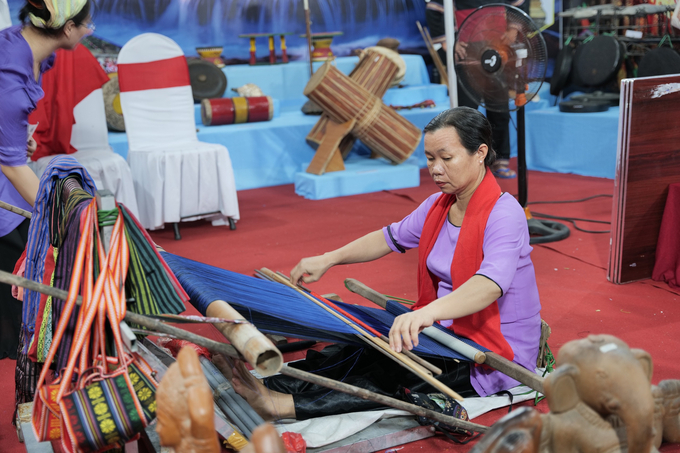 Sản phẩm gốm Bàu Trúc và dệt thổ cẩm Mỹ Nghiệp cũng được tỉnh Ninh Thuận quảng bá, trưng bày tại 'Ngày Văn hoá, Du lịch Ninh Thuận tại Đà Nẵng năm 2024'. Ảnh: N.X.