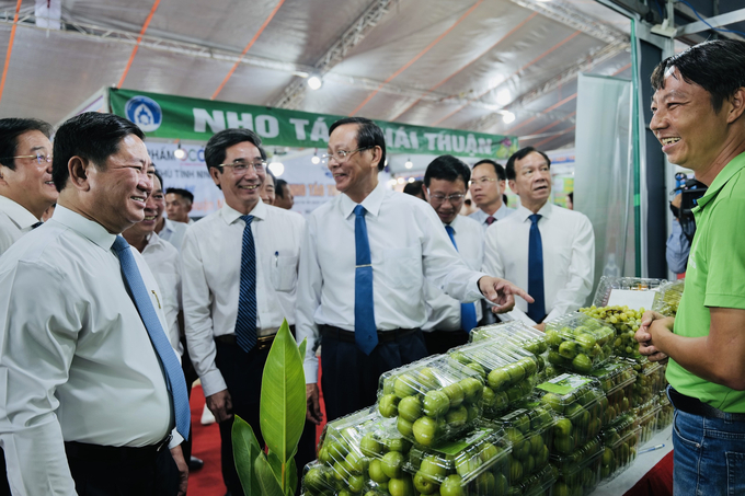 Ninh Thuận quảng bá, trưng bày các sản phẩm OCOP, sản phẩm đặc thù, sản phẩm công nghiệp nông thôn tiêu biểu như: các loại nho, táo tươi, măng tây... đến người tiêu dùng, du khách trong và ngoài nước tại TP Đà Nẵng. Ảnh: N.X.