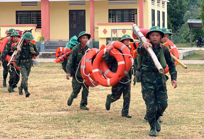 Lực lượng bộ đội sẵn sàng hỗ trợ người dân ở vùng xung yếu. Ảnh: T.P.