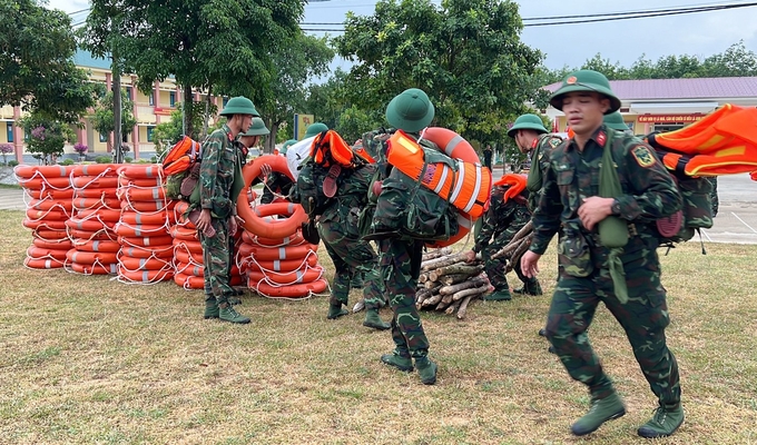 Lực lượng '4 tại chỗ' sẵn sàng triển khai ứng phó thiên tai trong áp thấp nhiệt đới. Ảnh: T.P.