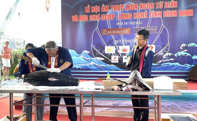 Mr. Matsuo Tomoyuki, Chairman of the Vietnam - Japan Culinary Culture Association, prepared a combo of tuna sushi and tuna salad with sandwiches. Photo: V.D.T.