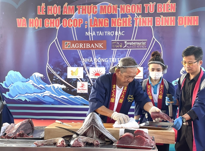 Ocean tuna is prepared by famous chefs to serve tourists on the spot. Photo: V.D.T.