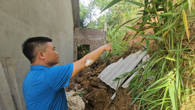 Căn nhà bị sạt lở đất, người dân phải cắt  bỏ gian trong cùng. Ảnh: Hải Đăng.