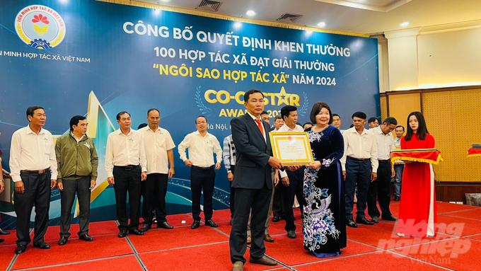 Ông Trịnh Văn Cường, Giám đốc HTX nông nghiệp Vĩnh Cường nhận Giải thưởng 'Ngôi sao Hợp tác xã' năm 2024. Ảnh: TL.