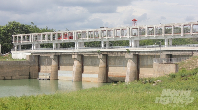 Dù đang nâng cấp, sửa chữa công trình vẫn đủ điều kiện vận hành, điều tiết tích, cấp nước phục vụ sản xuất. Ảnh: Trần Trung.