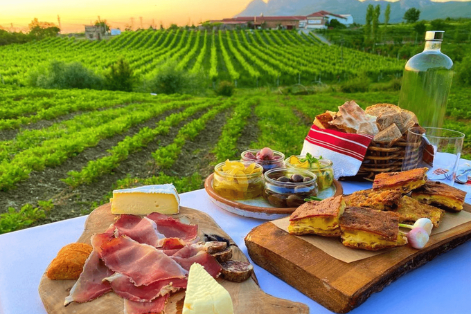 Coming to Albania, tourists can enjoy local specialties right at the farm through the Farm-to-Table model. Photo:  Albania Tourism.