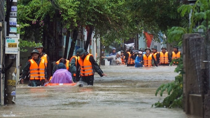 The phenomenon of urban flooding in Da Nang affects people's lives. Photo: A.N.