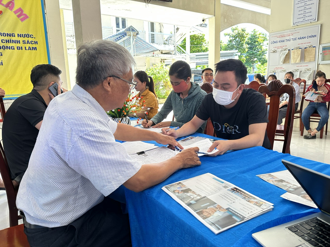 Người lao động được tư vấn, giới thiệu làm hồ sơ tuyển dụng. Ảnh: L.K.