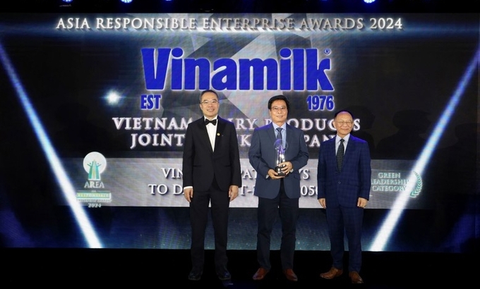 Mr. Le Hoang Minh, Executive Director of Production of Vinamilk, received the certification trophy for the Green Leadership category of the Asia Responsible Enterprise Awards 2024. Photo: LN.