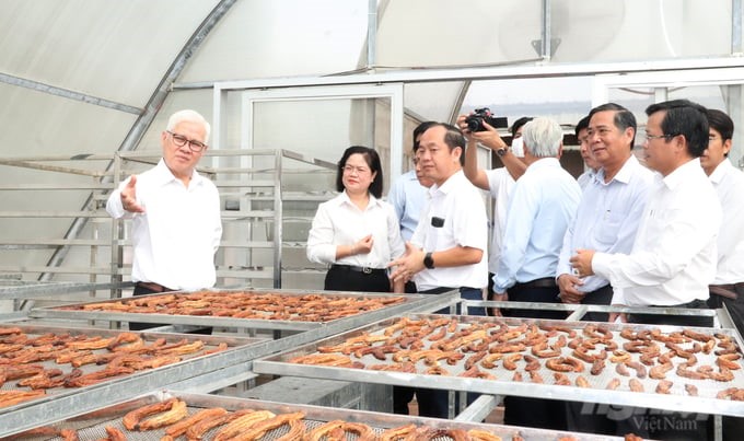 Mr. Nguyen Van Loi (left), Secretary of Binh Duong Provincial Party Committee, visited and worked at An Thai High-Tech Agriculture Park that is invested by U&I Agriculture Joint Stock Company.