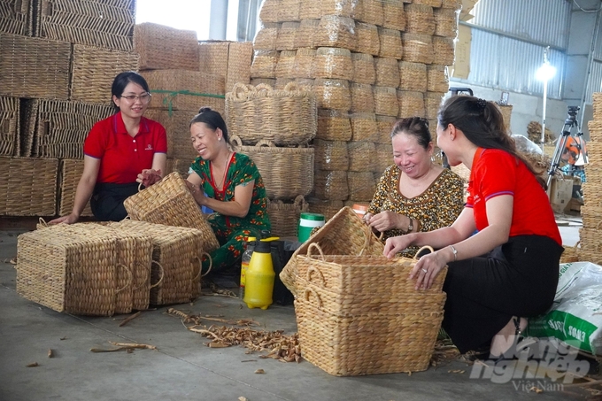 Ngành hàng sản xuất sản phẩm thủ công mỹ nghệ đan lát từ lục bình đã góp phần giải quyết đáng kể việc làm cho hàng ngàn lao động nhàn rỗi ở nông thôn. Ảnh: Minh Khương.