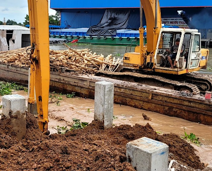 Các nhà thầu huy động nhân lực, thiết bị để thi công công trình khẩp cấp này. Ảnh: Minh Đảm.