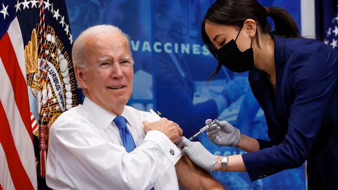 Tổng thống Joe Biden được tiêm nhắc lại vacxin phòng Covid-19 tại Nhà Trắng hồi tháng 10/2022. Ảnh: Reuters.