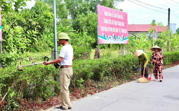 Ngoài hiến đất, người dân còn đóng góp ngày công hoàn thành các tiêu chí NTM kiểu mẫu. Ảnh: Hưng Phúc.