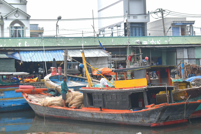 Ngư dân Vàm Láng chuẩn bị lưới để thực hiện chuyến đi đánh bắt gần bờ. Ảnh: Minh Đảm.