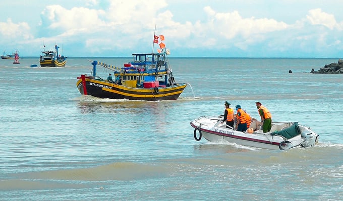 Binh Thuan authorities are actively combating IUU fishing. Photo: KS.