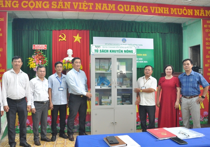 Trung tâm Khuyến nông Quốc gia trao tặng tủ sách khuyến nông và hỗ trợ tập huấn kỹ thuật phát triển sản xuất. Ảnh: Trung Chánh.