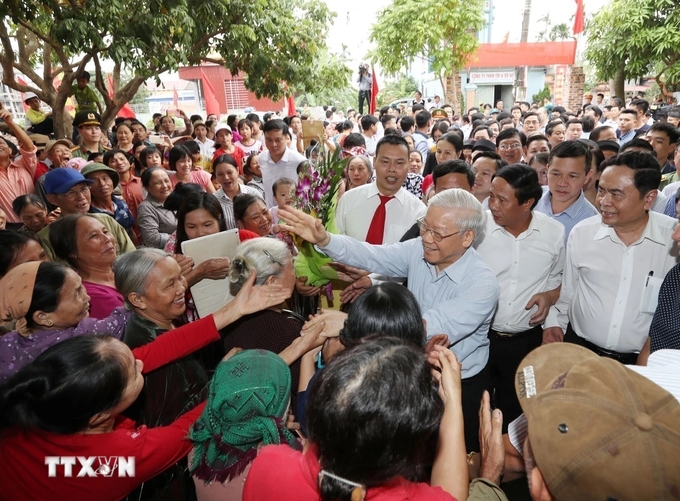 Tổng Bí thư Nguyễn Phú Trọng với nhân dân thôn Thượng Điện, xã Vinh Quang, huyện Vĩnh Bảo trong Ngày hội Đại đoàn kết toàn dân tộc thành phố Hải Phòng (15/11/2017). Ảnh: Trí Dũng/TTXVN.